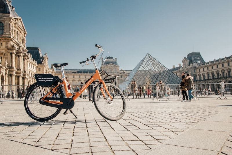 city bike infront of the louvre