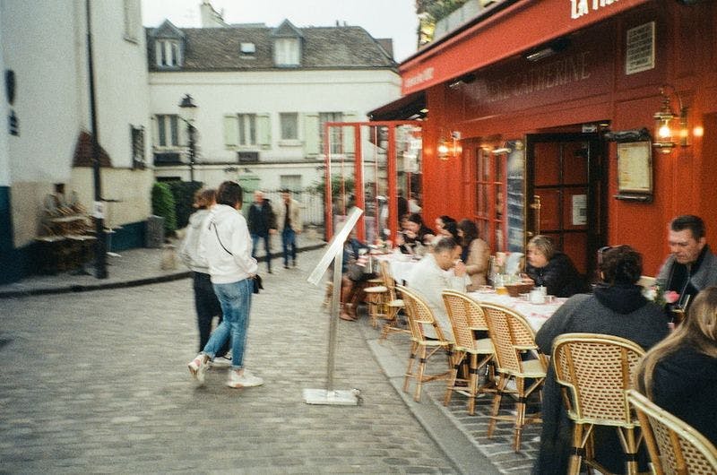 cafe with people eating in montmartre
