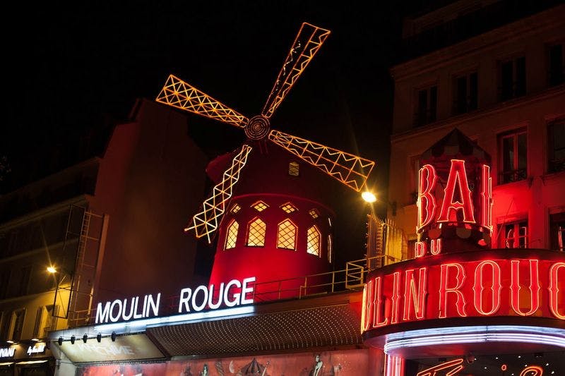 moulin roughe outside lit up at night
